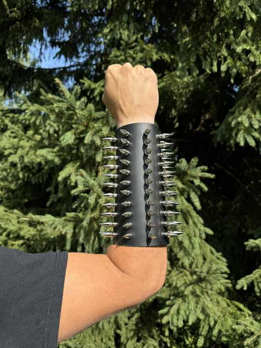 11 ROW MEDIUM SCREW SPIKE WRISTBAND