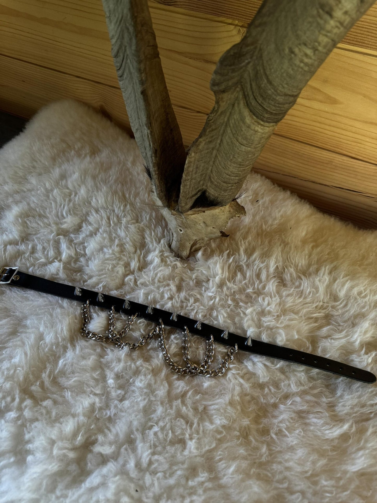 SMALL SCREW CONE AND CHAIN NECKBAND