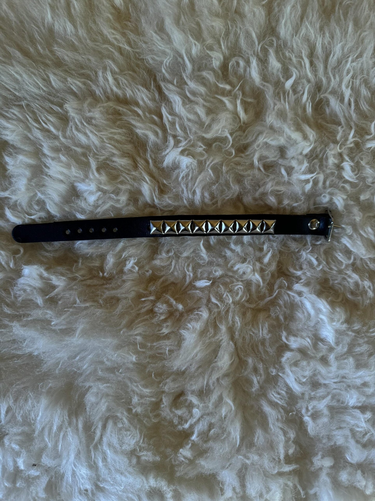 1 ROW SMALL PYRAMID WRISTBAND