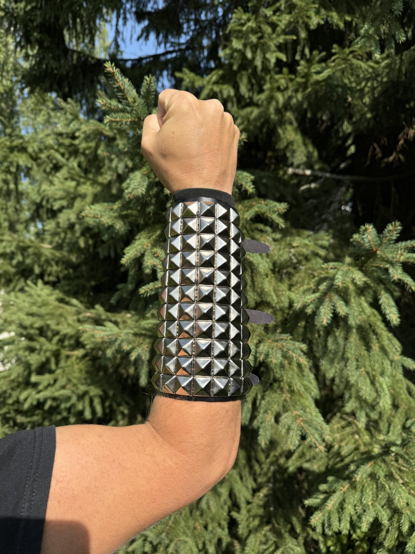 11 ROW PYRAMID WRISTBAND