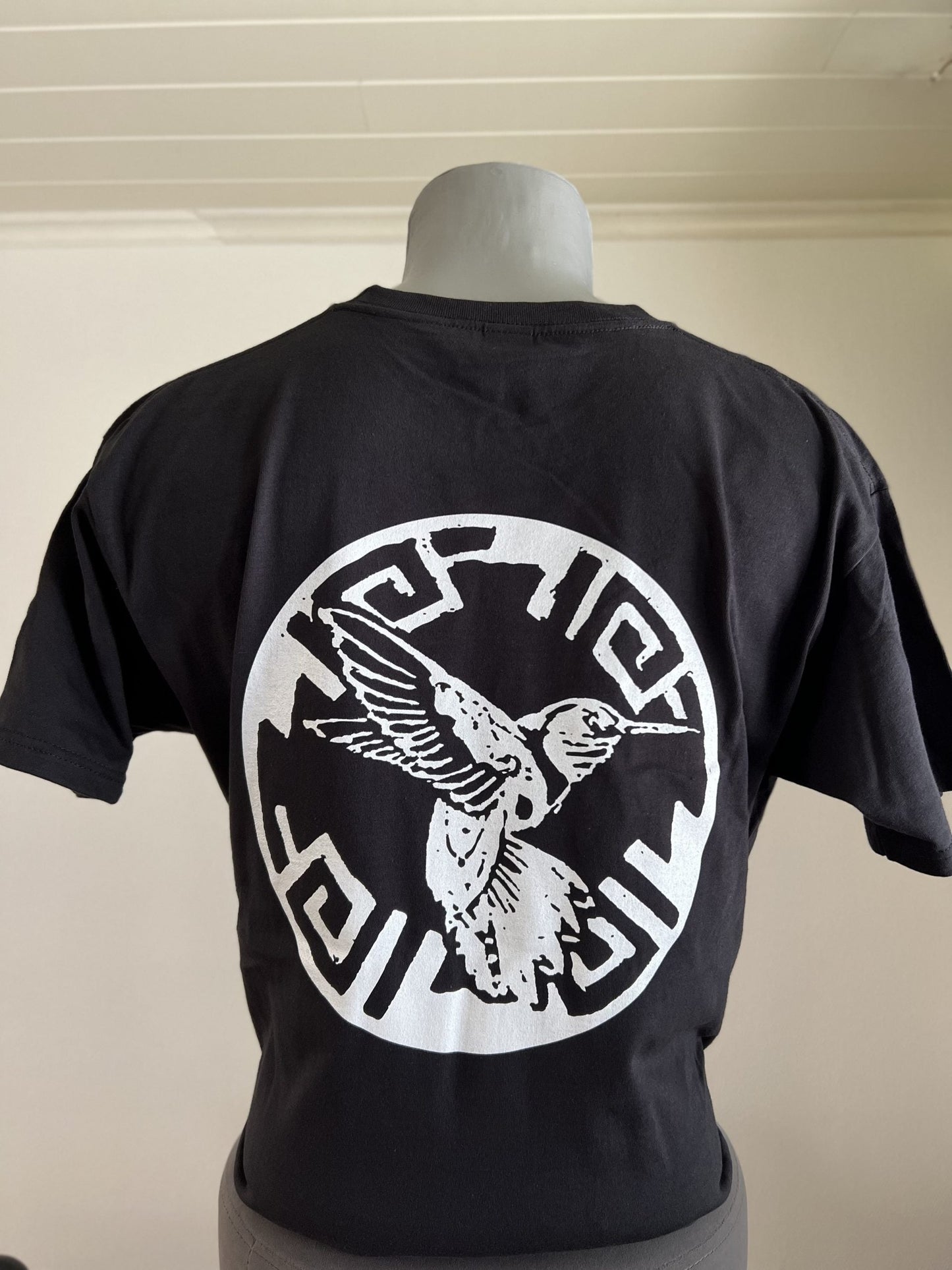 MAQUAHUITL "CON SU PISTOLA EN LA MANO" BLACK T-SHIRT