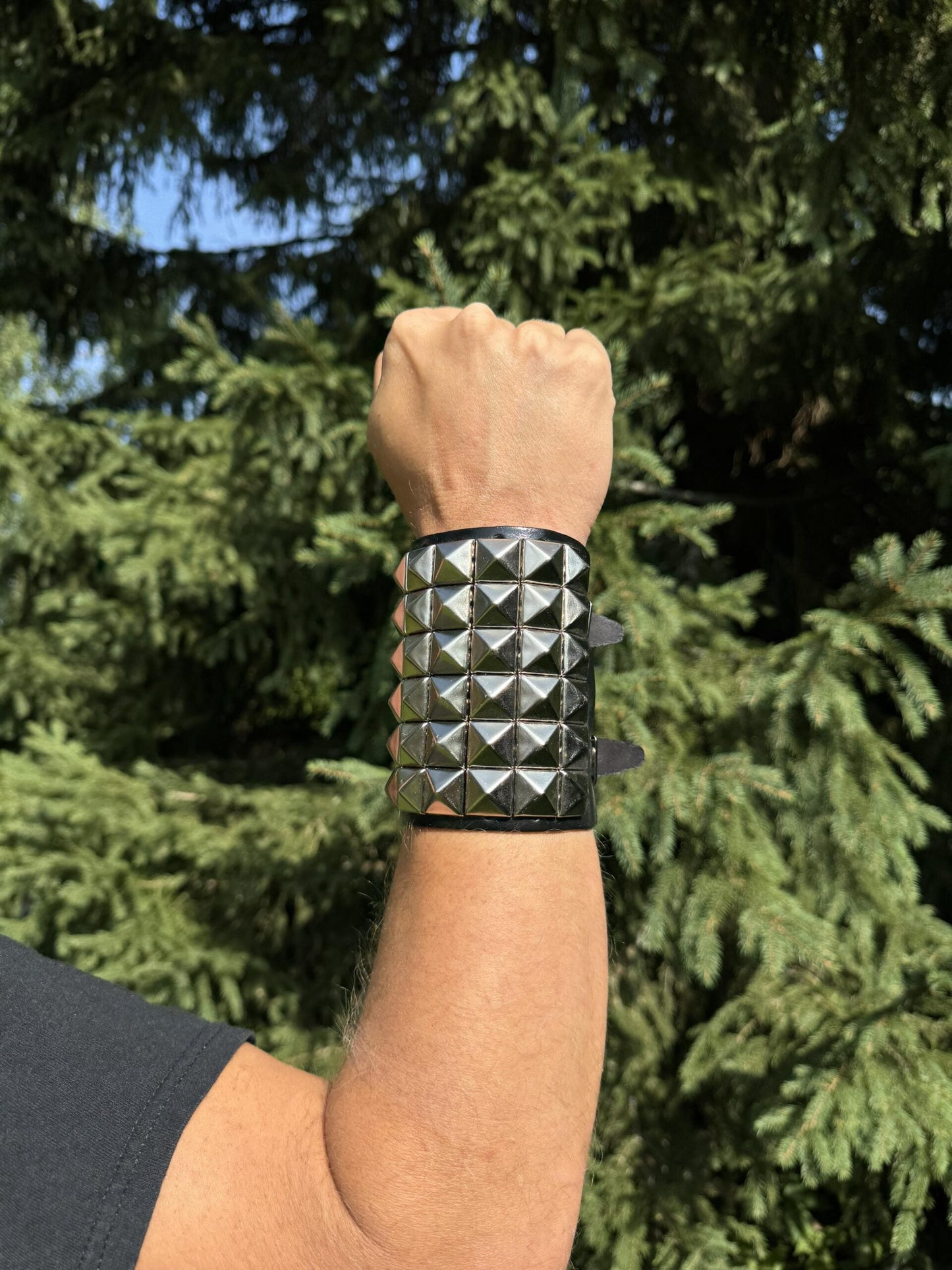 6 ROW PYRAMID WRISTBAND