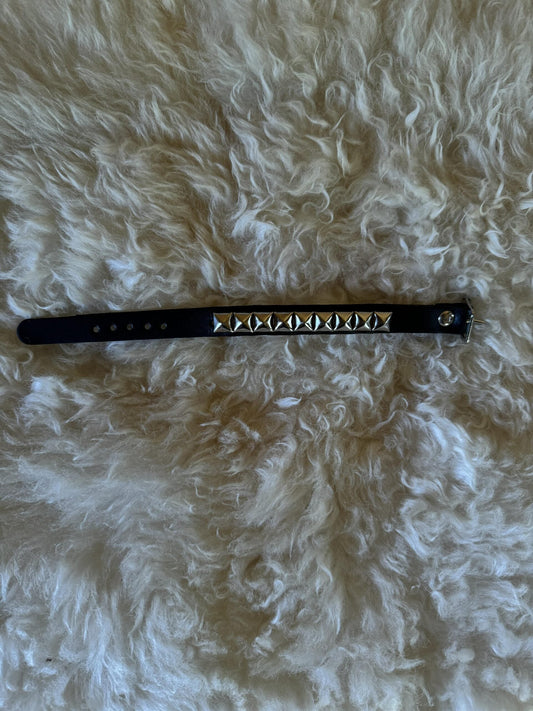 1 ROW SMALL PYRAMID WRISTBAND